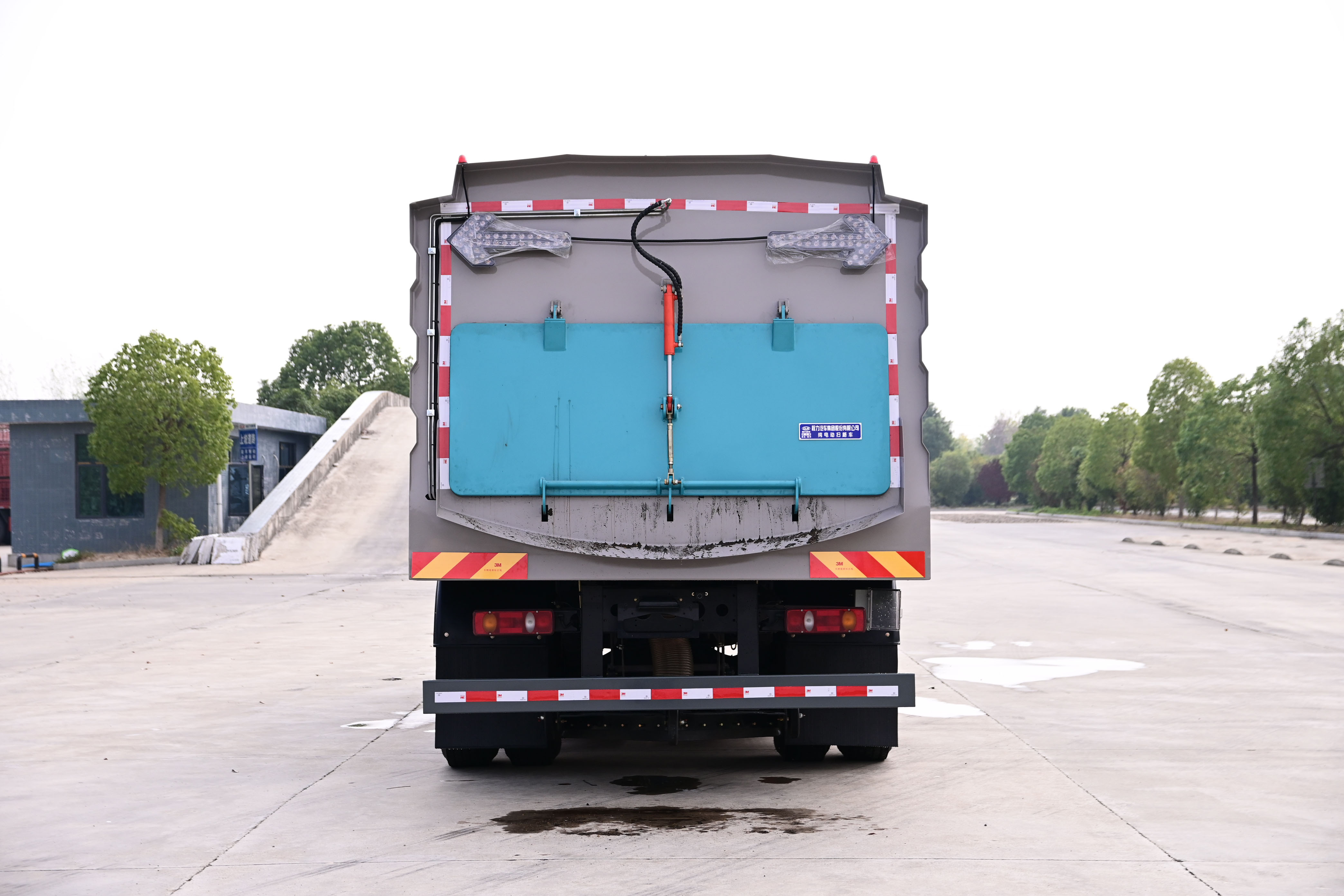 東風(fēng)天錦純電動(dòng)12方掃路車加裝機(jī)場(chǎng)專用圖片5